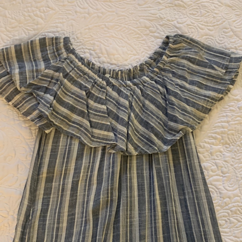 Fun, on the shoulder or off the shoulder dress.